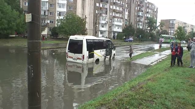 O ploaie de 20 de minute a paralizat Aradul. Zeci de masini au ramas blocate dupa ce mai multe strazi au fost inundate