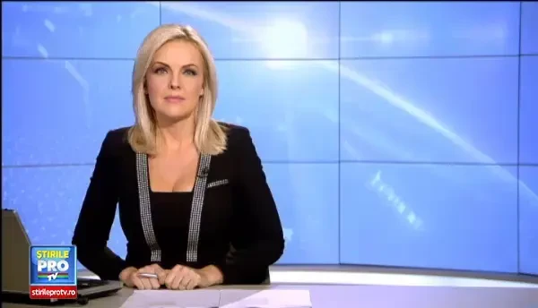 Isi sacrifica vacanta, dar ajutorul lor e de nepretuit. Cativa elevi din Iasi ii ajuta la teme pe copiii napastuiti de soarta