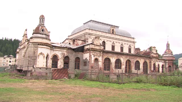 BOR conditioneaza restaurarea unei cladiri simbol de retrocedarea unui parc. Cum a ajuns primul cazinou din tara o ruina