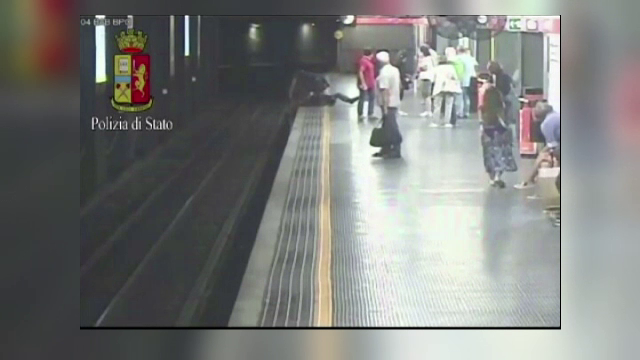 S-a aruncat in fata metroului dupa o cearta cu fostul iubit si a fost salvata in ultima clipa. Cine sunt cei doi eroi