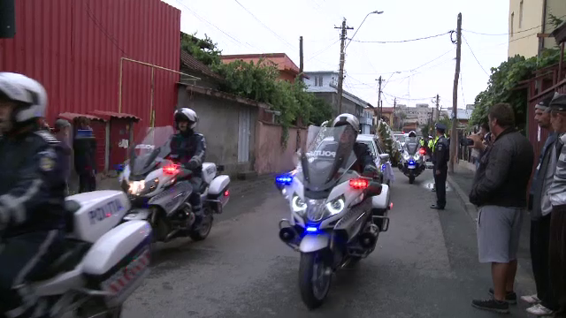 O mie de persoane au participat la ceremonia de inmormantare a politistului Gheorghe Ionescu. Sotia, vegheata de medici