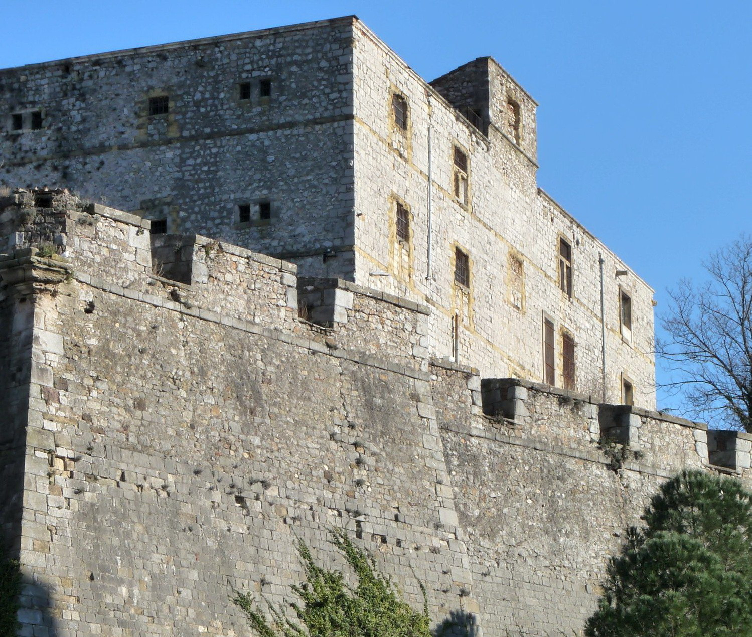 Cuplu gasit fara viata la baza unei fortarete. Politistii spun ca tinerii faceau sex pe acoperis si "ceva a mers prost"