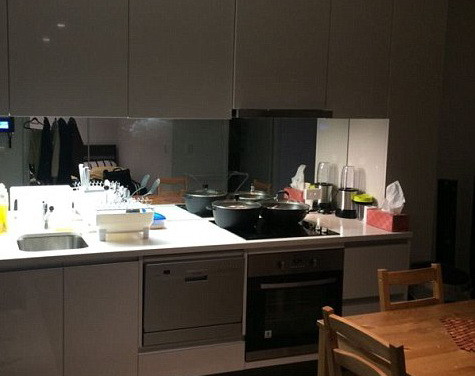 A publicat un anunt de inchiriere, insa a facut o gafa ireparabila. Cum apare proprietarul intr-una din fotografii. FOTO