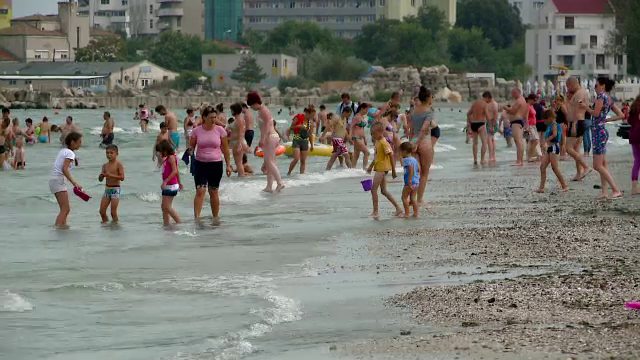Vacantele la mare s-au ieftinit cu 30 la suta. Cat costa acum o noapte de cazare in Mamaia, la cinci stele