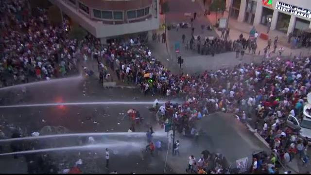 Violente in Liban. Politia a tras cu tunuri de apa in protestatarii nemultumiti ca Beirutul s-a umplut de gunoaie