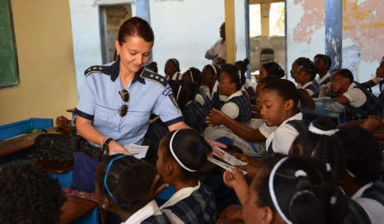 Raluca Domuta, prima politista din Romania care a primit premiul "International Female Police Peacekeeper 2015"