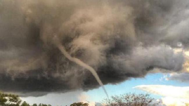 O tornada uriasa a maturat vestul Australiei. Imaginile spectaculoase surprinse de locuitori: VIDEO