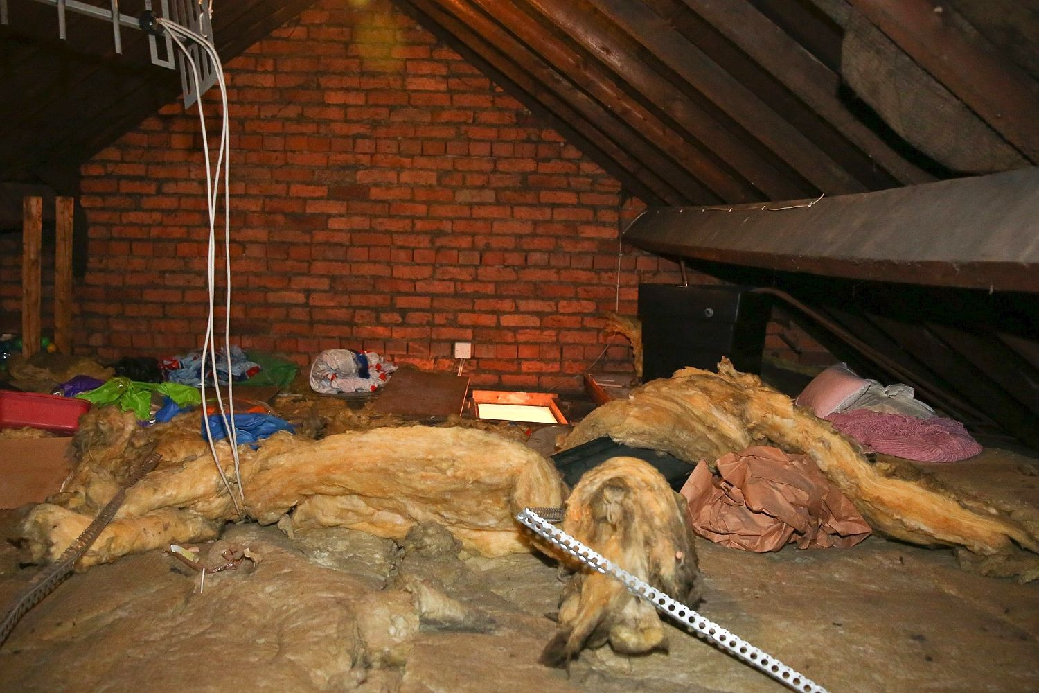 Un britanic si-a mutat locuinta in podul din casa fostei iubite. Reactia femeii cand i-a descoperit ascunzatoarea