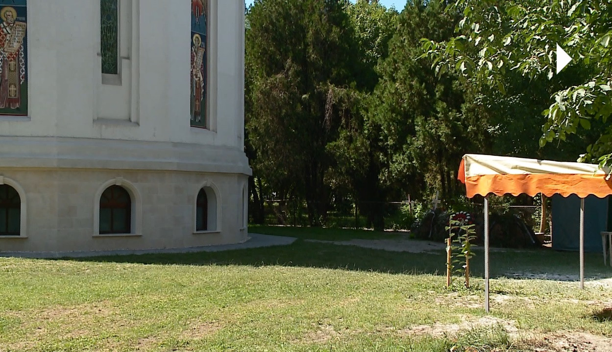 Scandal intr-un cartier din Cluj. Locatarii sunt nemultumiti ca preotul si-a inmormantat sotia in curtea lacasului de cult