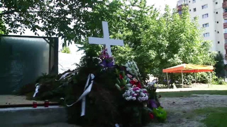 Motivul pentru care locuitorii unui cartier din Cluj sunt furiosi pe preotul lor. "Deschid geamul si vad mormantul"