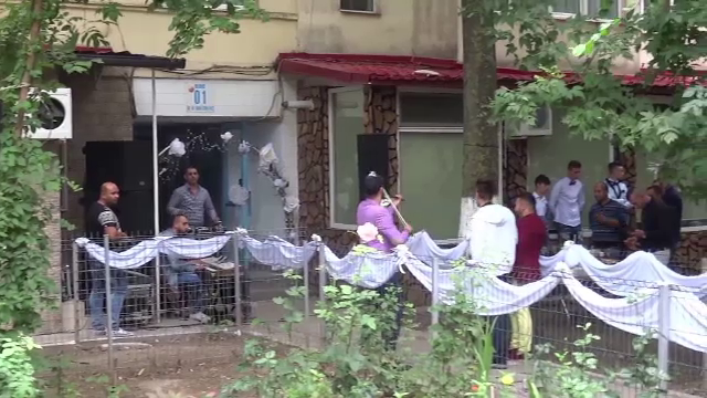 Nuntile in strada, cu lautari, au terorizat un cartier intreg din Galati. Ce amenzi se dau pentru tulburarea ordinii publice