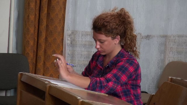 BACALAUREAT, sesiunea de toamna. 55.000 de elevi au dat luni proba scrisa de limba romana. "Sincer, n-am invatat deloc."