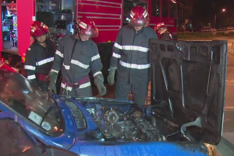 Apel disperat la 112, in Pitesti. O masina a luat foc cu proprietarul si parintii sai inauntru, inainte sa porneasca la drum