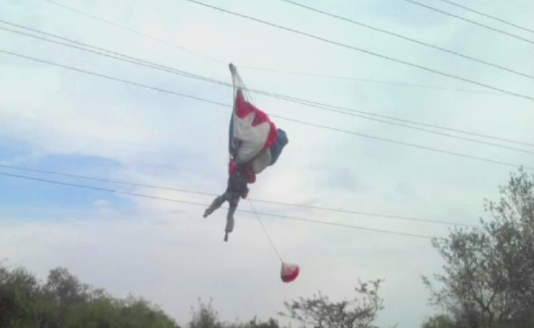 O tanara care lua cursuri de parasutism a ratat aterizarea si s-a blocat pe firele de electricitate. Cum a fost salvata