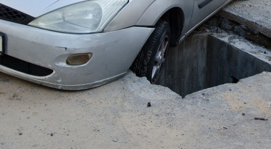 Un sofer din Craiova a ajuns cu masina intr-o groapa dintre blocuri, in miez de noapte. Cum se apara firma responsabila