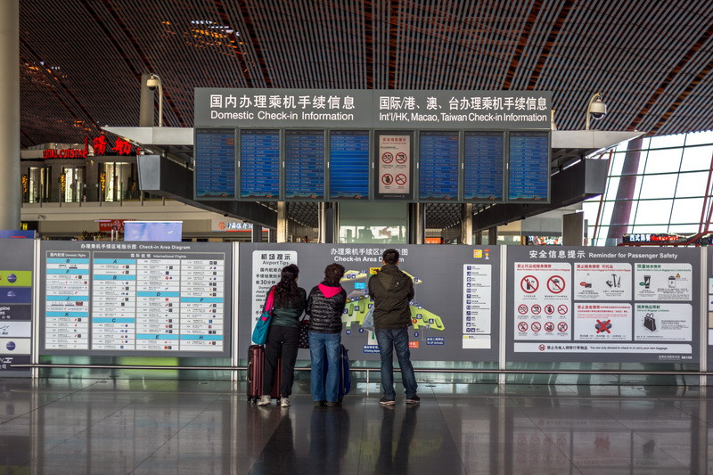 Pasagera prinsa cu o sticla de coniac la aeroport. Ce a facut femeia dupa i s-a spus ca nu se poate imbarca cu ea