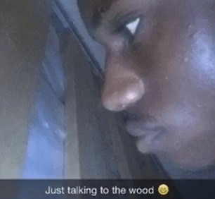 Aventura unui tanar captiv sub patul iubitei, dupa ce mama ei s-a intors mai devreme acasa. A relatat totul live pe internet