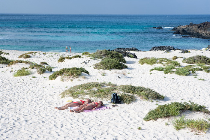 Modul in care o femeie a fost fotografiata de angajatii Google Street View. Internautii au raportat imediat imaginea. FOTO