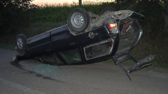 O fetita de 3 ani este in coma si alte 6 persoane ranite, dupa ce soferul a pierdut controlul si s-a rasturnat cu masina