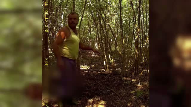 Cand oamenii devin mai salbatici decat fiarele. Doi braconieri, filmati in timp ce chinuie pana la moarte pui de animale