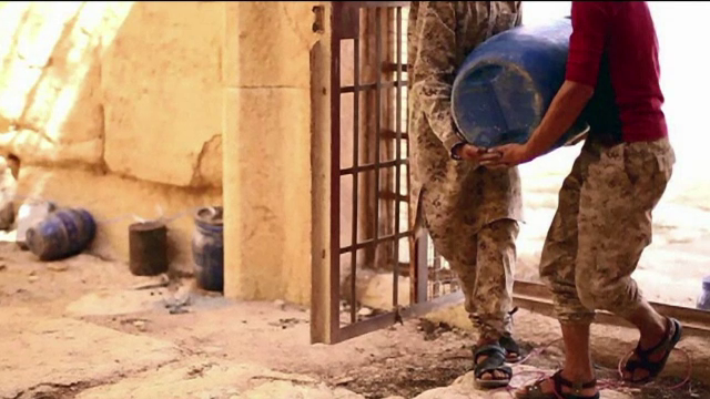 Momentul in care Statul Islamic a aruncat in aer un templu istoric din Palmira, fotografiat de jihadisti. FOTO