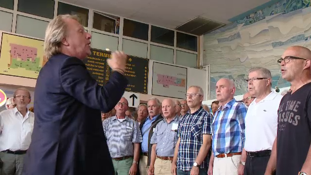 Corul regal din Olanda, impiedicat de politisti sa sustina un concert in centrul Timisoarei, a cantat marti pe aeroport