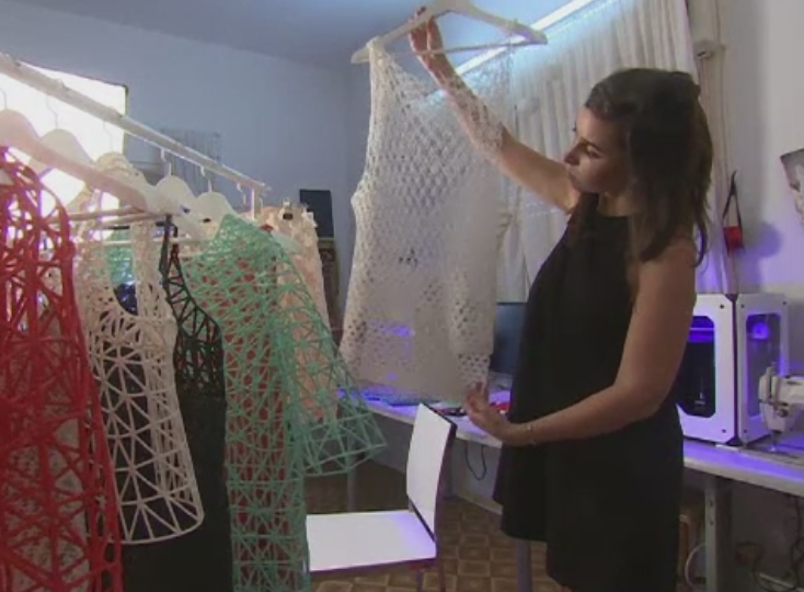 Hainele facute fara tesaturi si masini de cusut. Cat i-a luat unei creatoare de moda sa faca o colectie cu o imprimanta 3D