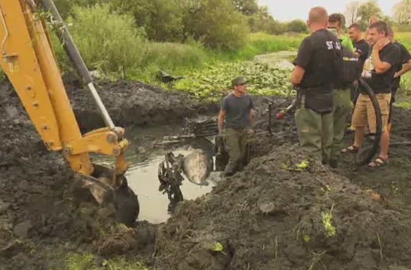 Avion sovietic de lupta din Al Doilea Razboi Mondial, scos la iveala dupa seceta prelungita. Ce s-a gasit inauntru