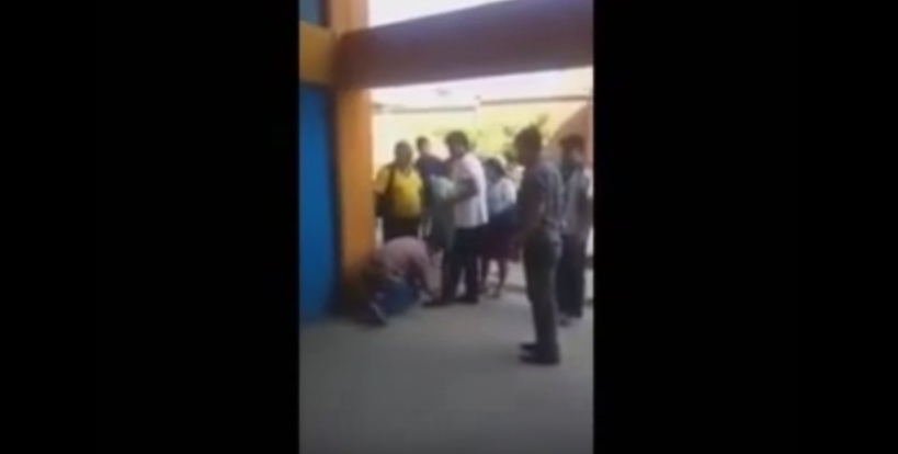 Presedintele Boliviei, filmat in timp ce ii ordona unei garzi de corp sa ii lege sireturile. Imaginile s-au viralizat. VIDEO