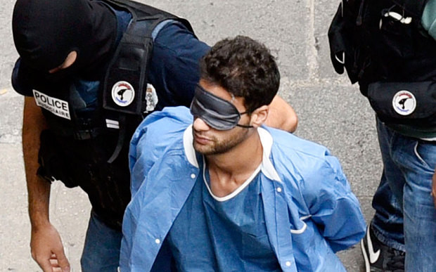 Politia franceza l-a adus la tribunal descult, legat la ochi si in pijamalele de spital pe marocanul acuzat de terorism