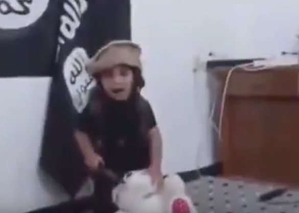 Video tulburator publicat de Statul Islamic. Un baietel decapiteaza un ursulet de plus, sub indemnul "Allah e mare"