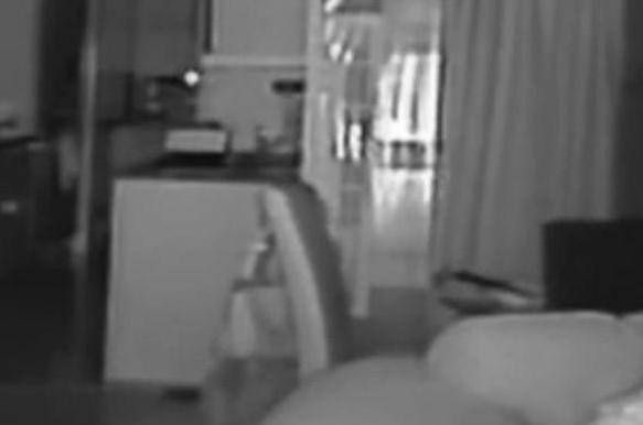 Momentul in care o "fantoma" muta un scaun intr-o casa. Ce a filmat o echipa de investigatori de fenomene paranormale