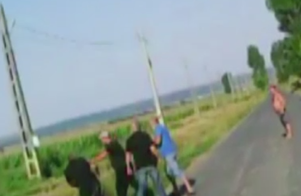 "Ne-au spart masinile, ne-au dat cu biciul". Bataie in plina strada intre rudele unui primar din Galati si cativa trecatori