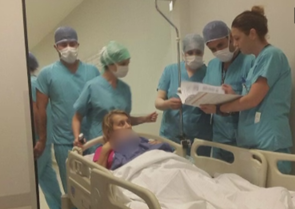 Alex, baietelul desfigurat de o explozie, internat intr-un spital din Turcia datorita donatiilor primite. Cand va fi operat