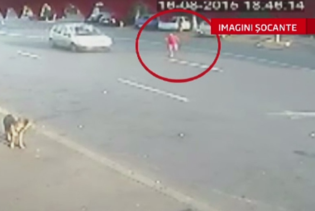 Accident filmat in Ploiesti. O fetita de 8 ani, ranita grav dupa ce a fost lovita de o masina, in timp ce traversa strada
