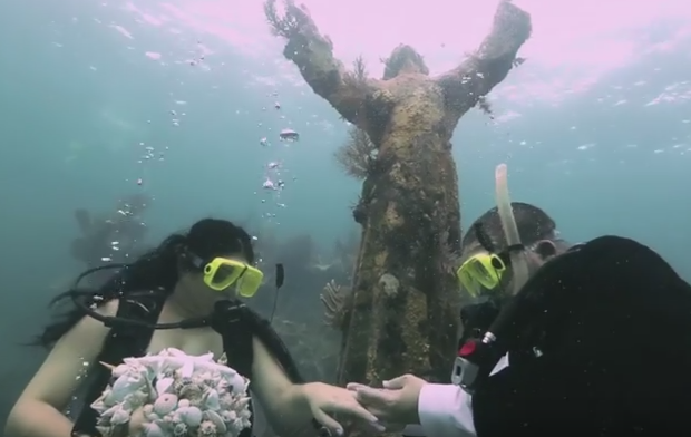 Doi tineri din Florida s-au casatorit sub apa, la o adancime de 8 metri. Semnificatia locului ales pentru a-si uni destinele