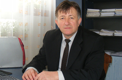 Un politist a fost luat pe capota de o masina condusa de un om de afaceri cu permisul suspendat. Soferul are dosare penale