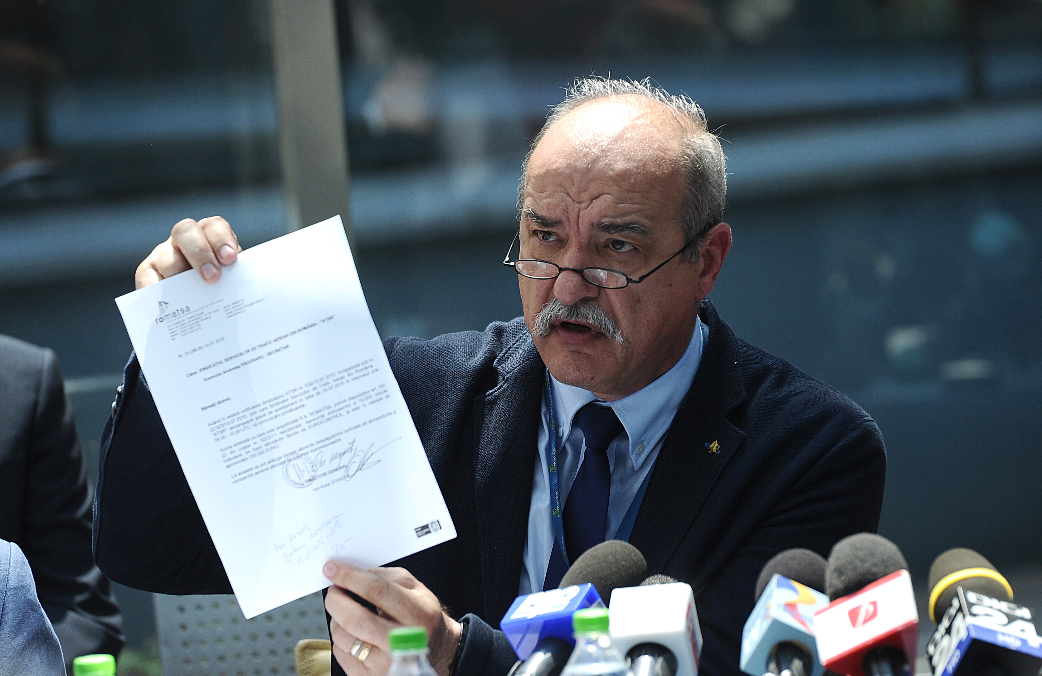 Sindicalistii i-au cerut demisia, guvernul l-a numit sef peste toata aviatia civila. Decizia luata in cazul sefului ROMATSA