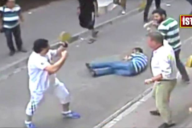 Scene incredibile in Istanbul. Un turist irlandez pune la pamant o gasca de turci care l-a luat la bataie, pe strada