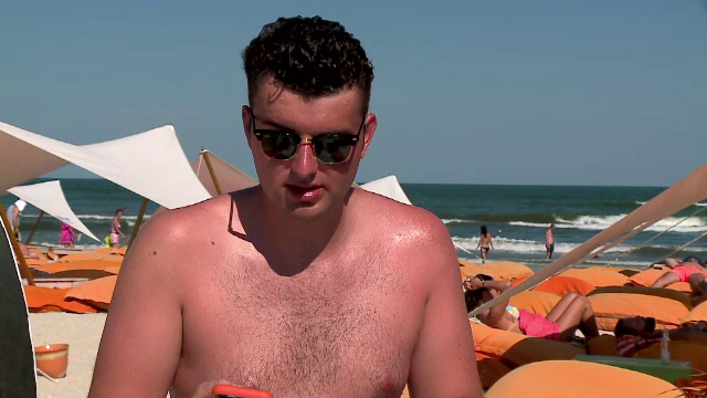 "N-o sa fiti in zece vieti/ Cum sunt eu. Va pup". Victoras Micula scrie poezii si are cate un mesaj pentru toti criticii sai