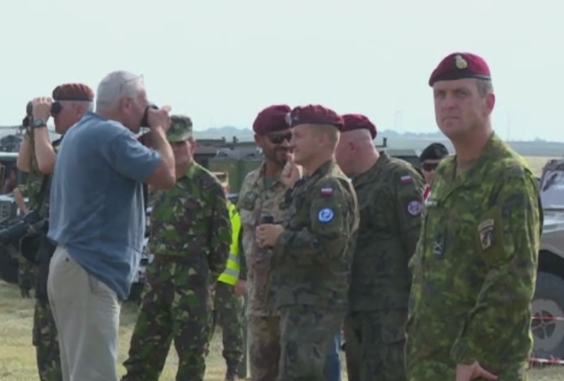 Cel mai mare exercitiu NATO de parasutare din ultimii 25 de ani a avut loc la Galati. Aceeasi operatiune, in alte trei tari