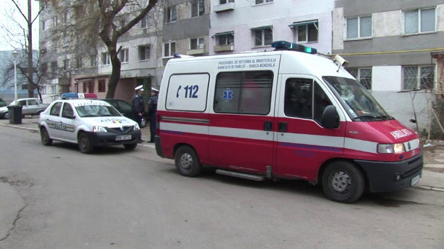 Un copil de 2 ani a cazut de la etajul al doilea al unui bloc. Fratele mai mare l-ar fi impins, in joaca