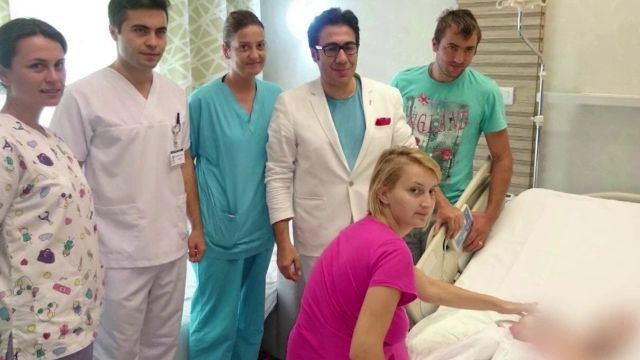 Prima minune in cazul lui Alex, baietelul desfigurat de o explozie. Medicii i-au reconstruit gura si o parte din nas