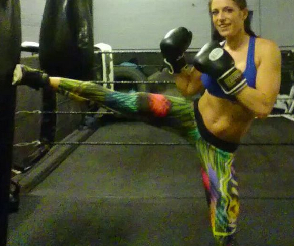 O instructoare de fitness a fost data afara din cafenea pentru ca era imbracata in bustiera si colanti. "Ma simt jignita"