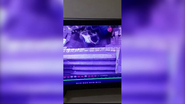 Imagini terifiante in China. Cinci oameni au cazut intr-o groapa de 2 metri, dupa ce pavajul s-a surpat cu totul