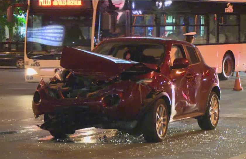 O soferita grabita a provocat un accident in Piata Unirii din Bucuresti. A ranit un taximetrist dupa ce nu i-a dat prioritate