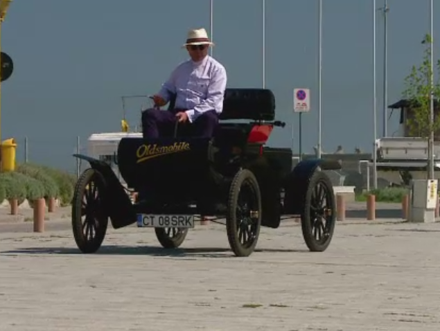 Trasura cu motor din 1904 a atras toate privirile in portul Tomis din Constanta. Are 7 cai putere si prinde maxim 32 de km/h