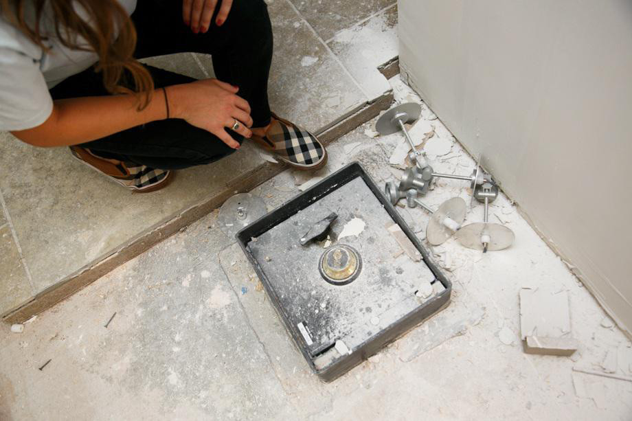 Au vrut sa-si renoveze bucataria si au gasit un seif cu 50.000 de dolari ascuns intr-un perete. Ce se mai afla inauntru