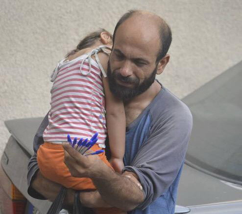 Un refugiat care vindea pixuri pentru a cumpara mancare a strans 17.000 de dolari in 3 ore dupa ce poza a devenit virala