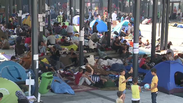 Gara din Budapesta, ultimul obstacol in fata imigrantilor care cauta paradisul in Germania. O femeie a nascut chiar in pasaj